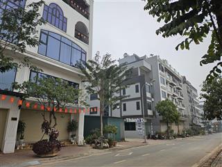 Cho thuê tòa nhà 7 tầng, thang máy, vỉa hè, ô tô tránh 2 tầng thông sàn, 4 căn hộ 1,2 ngủ full đồ