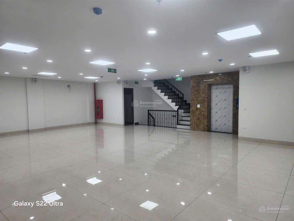 Cho thuê toà nhà nguyên căn mới bồ đề 138m2 9 tầng, 12m mặt hồ thoáng, pccc đầy đủ giá 90 tr