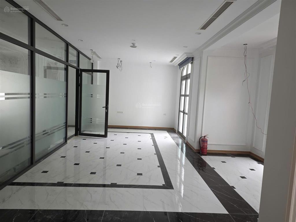 Cho thuê mặt bằng kinh doanh biệt thự nguyên căn phố nguyễn lam  long biên giá 180tr .