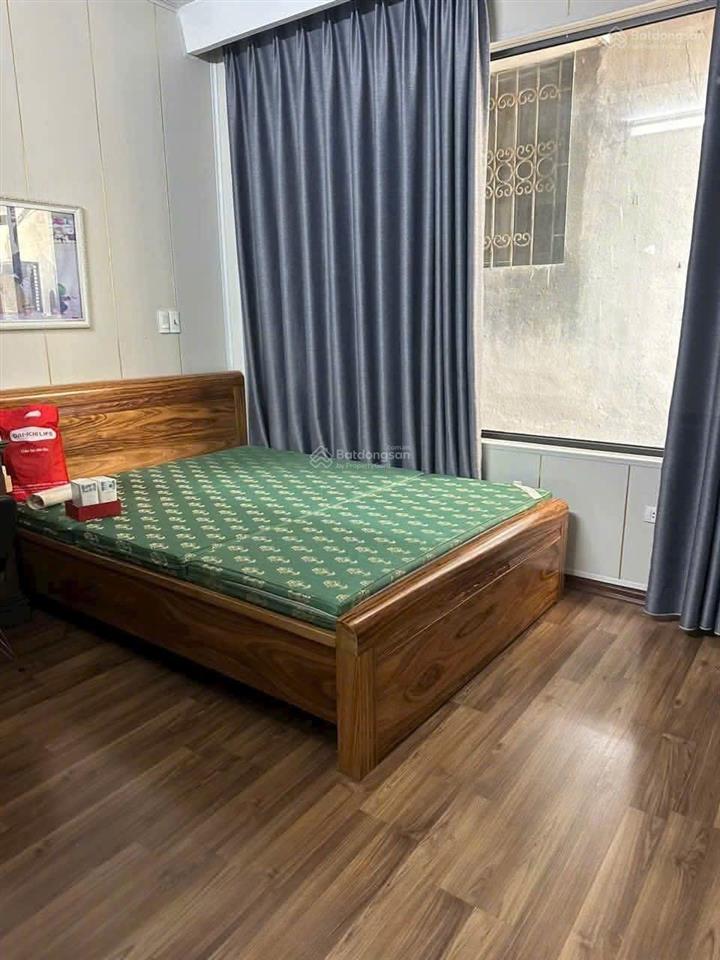 Cho thuê nhà nguyên căn phố nguyễn văn cừ  ô tô tránh  ở + làm vp. 42m2 4pn ô tô đỗ cửa giá 15 tr