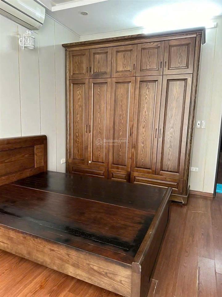 Cho thuê nhà nguyên căn phố nguyễn văn cừ  ô tô tránh  ở + làm vp. 42m2 4pn ô tô đỗ cửa giá 15 tr