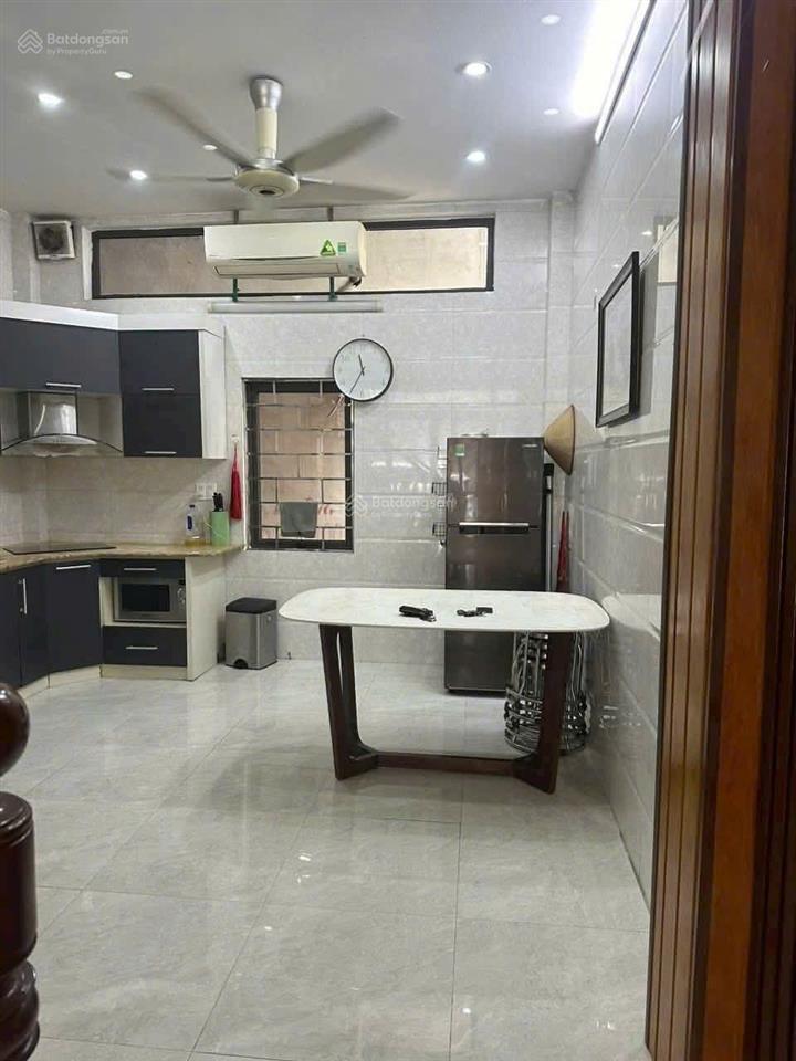 Cho thuê nhà nguyên căn phố nguyễn văn cừ  ô tô tránh  ở + làm vp. 42m2 4pn ô tô đỗ cửa giá 15 tr