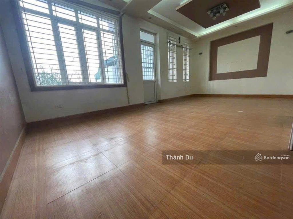 Cho thuê nguyên căn tòa nhà ngọc thuỵ 150m4 tầng, mt 7.5m, ô tô tránh, 22triệu