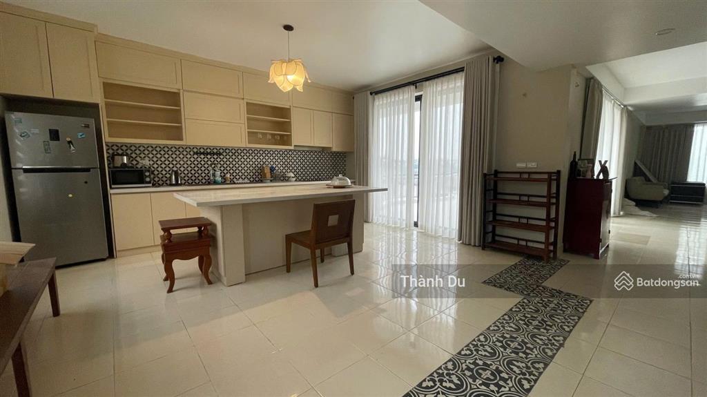 Cho thuê biệt thự sân vườn ngọc thụy 1700m2 gầm trường pháp giá 2000 usd