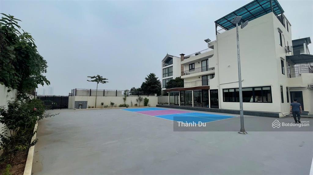 Cho thuê biệt thự sân vườn ngọc thụy 1700m2 gầm trường pháp giá 2000 usd