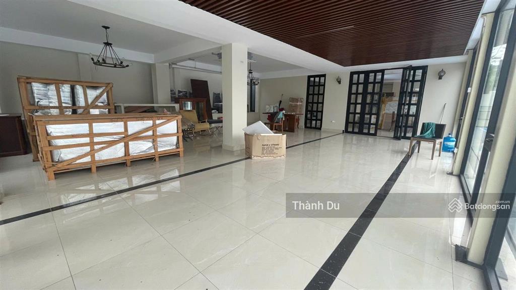 Cho thuê biệt thự sân vườn ngọc thụy 1700m2 gầm trường pháp giá 2000 usd