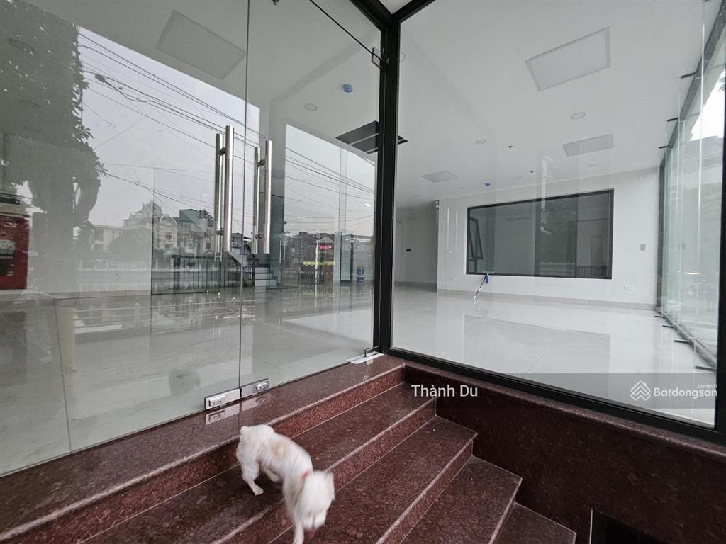 Cho thuê tòa nhà mặt hồ, thang máy, hầm để xe, pccc đầy đủ trước nhà 2 ô tô tránh 138m2x8t, 90tr/th