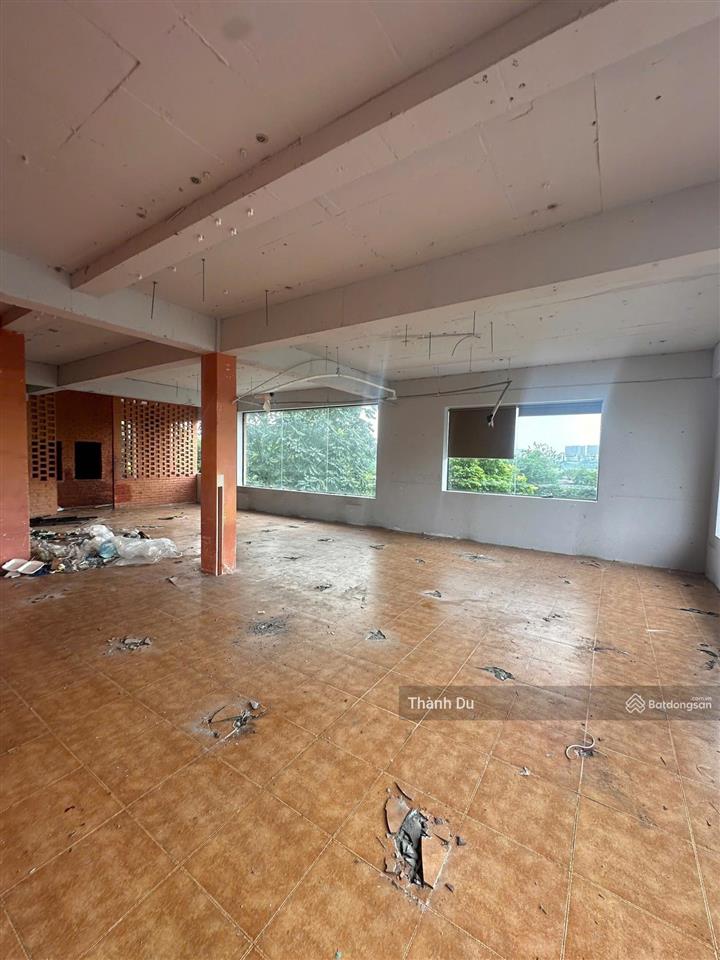 Cho thuê tòa nhà 3 thoáng  mặt phố hồng tiến long biên 200m2 có hầm để xe, kinh doanh 150 tr/th
