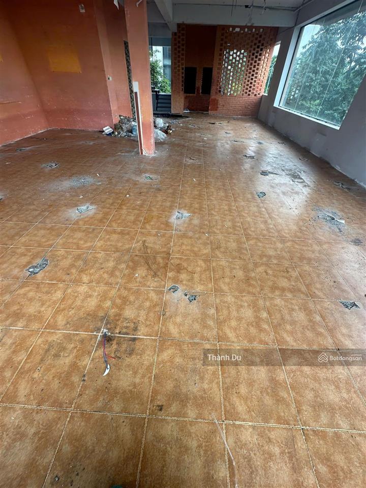 Cho thuê tòa nhà 3 thoáng  mặt phố hồng tiến long biên 200m2 có hầm để xe, kinh doanh 150 tr/th