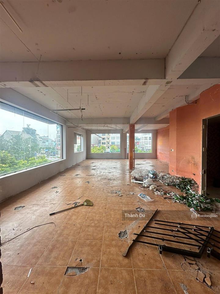 Cho thuê tòa nhà 3 thoáng  mặt phố hồng tiến long biên 200m2 có hầm để xe, kinh doanh 150 tr/th