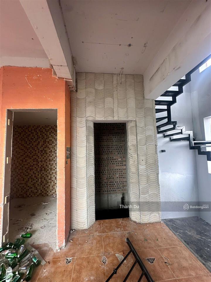 Cho thuê tòa nhà 3 thoáng  mặt phố hồng tiến long biên 200m2 có hầm để xe, kinh doanh 150 tr/th
