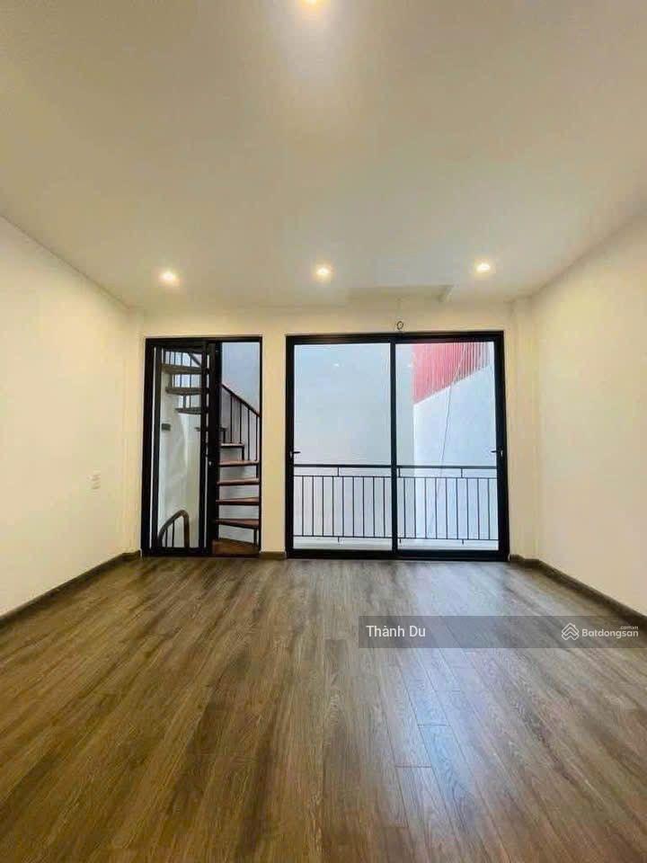 Cho thuê nhà nguyễn văn cừ, gia thụy, bồ đề 30m2x 6 tầng thang máy nhà mới giá 11 tr