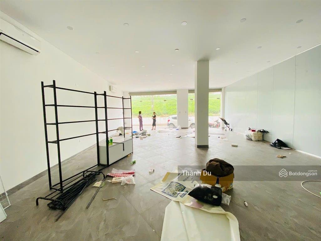 Cho thuê mặt bằng kinh doanh cửa hàng, siêu thị mặt phố 110m2 mt 10m long biên giá 14 tr