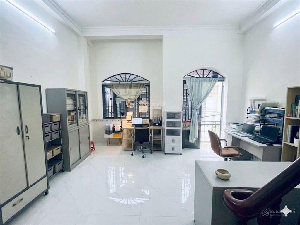 4 tầng ngang 5,3m nở hậu ngay hxh lý thường kiệt nhỉnh 5 tỷ bán gấp tl