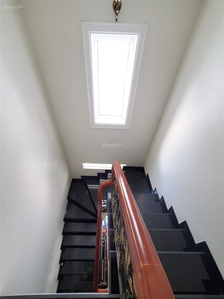 Bán căn biệt thự 2 mặt tiền đường khu cityland garden emart, dt 13.5 x 20m, thang máy