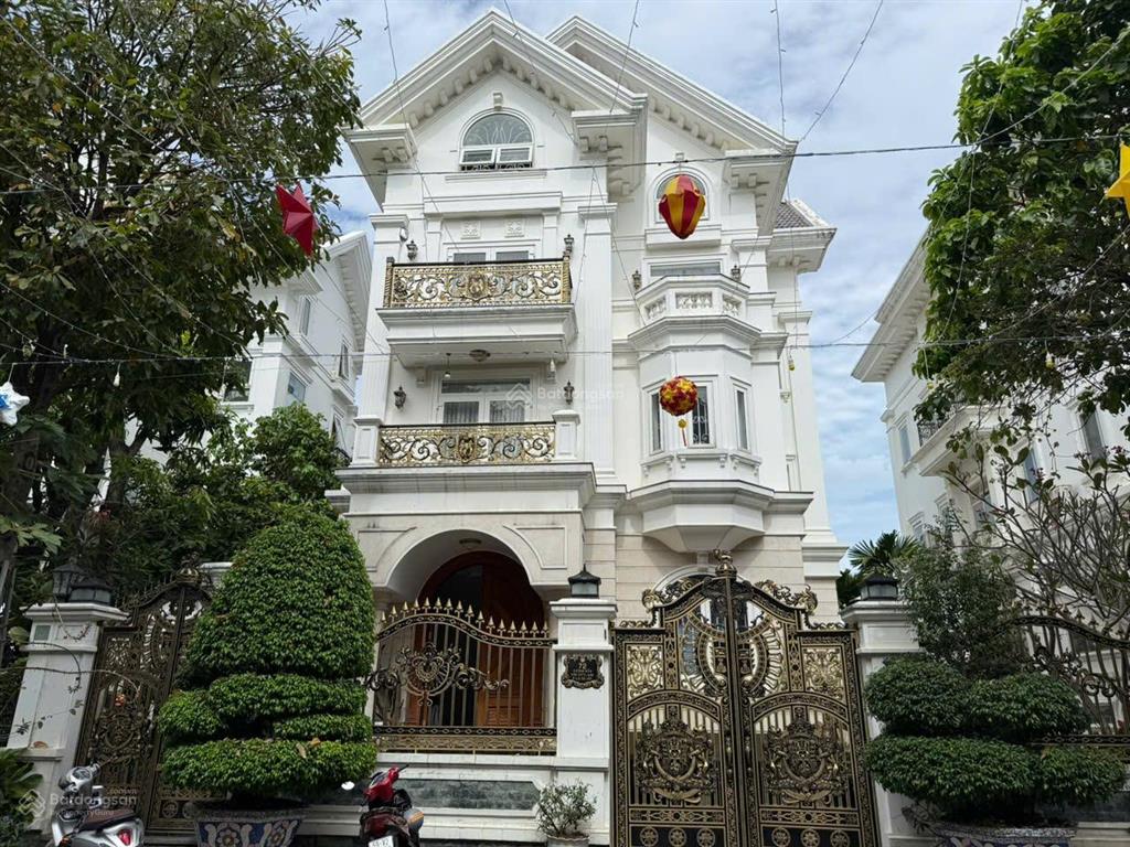 Bán căn biệt thự góc 3 mặt thoáng khu cityland garden emart, dt 8 x 20m