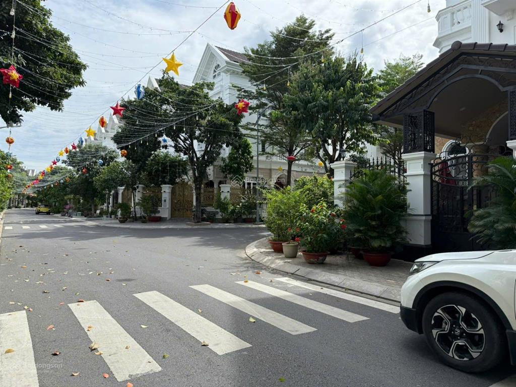 Bán căn biệt thự góc 3 mặt thoáng khu cityland garden emart, dt 8 x 20m