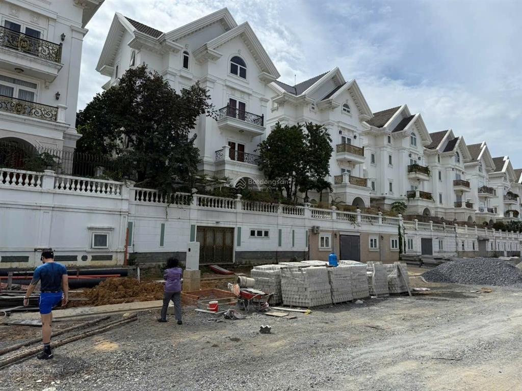 Bán căn biệt thự 2 mặt tiền đường khu cityland garden emart, dt 13.5 x 20m, thang máy