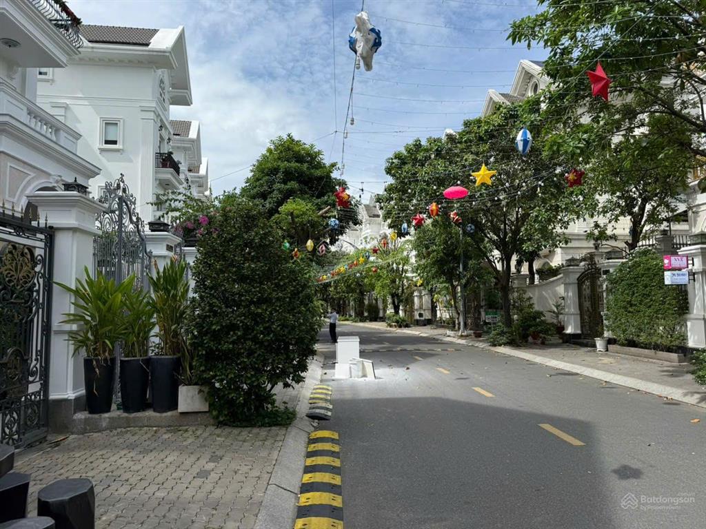 Bán căn biệt thự 2 mặt tiền đường khu cityland garden emart, dt 13.5 x 20m, thang máy