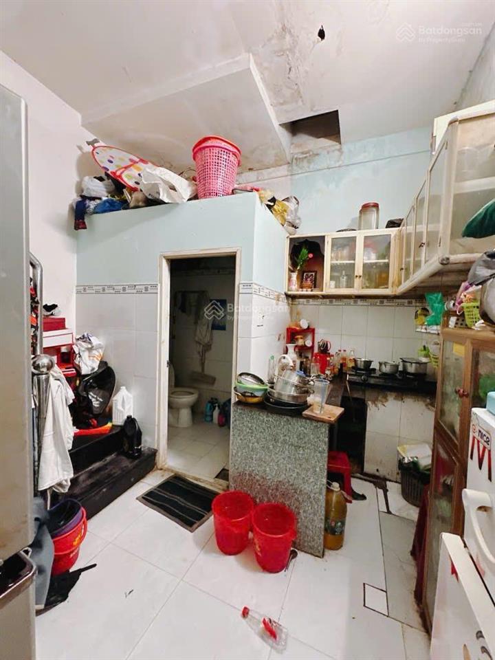 Bán gấp, nhà hẻm thông 74m2, kết cấu 1 trệt 1 lầu 3pn, tiện xây mới, đoàn văn bơ, p14, quận 4
