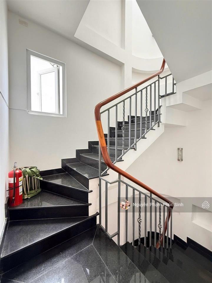 Bán gấp, nhà 4,2 x 9 m, 1 trệt 3 lầu, sân thượng, gồm 3 pn, nguyễn văn nguyễn, tân định, quận 1