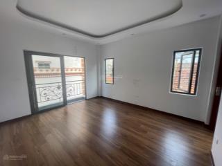 Studio mới xây, sàn gỗ, khép kín, full đồ, phòng siêu rộng.