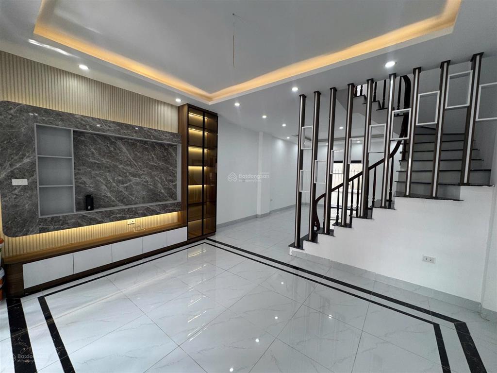 Bán nhà lại yên, hoài đức  70m2 full nội thất  có sân cổng để xe cực tiện lợi