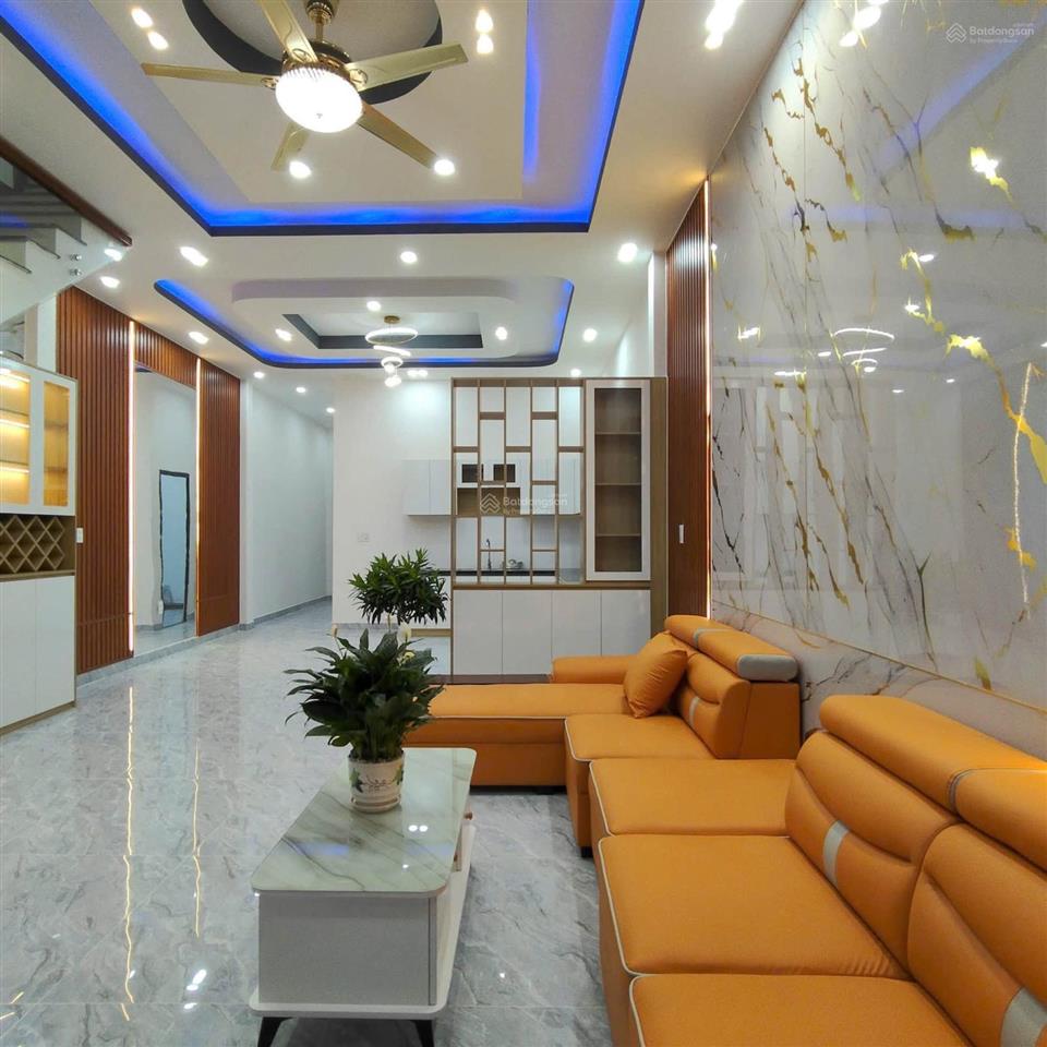 Bán nhà 3 tầng khu phước kiển, mặt tiền thuận tiện kinh doanh, xe hơi đậu trong nhà.
