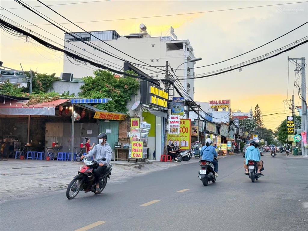 Bán nhà giấy tay ngay lê văn việt, kế đh gtvt, đường nhựa 6m, 53m2 ngang 4.5m  3.2 tỷ