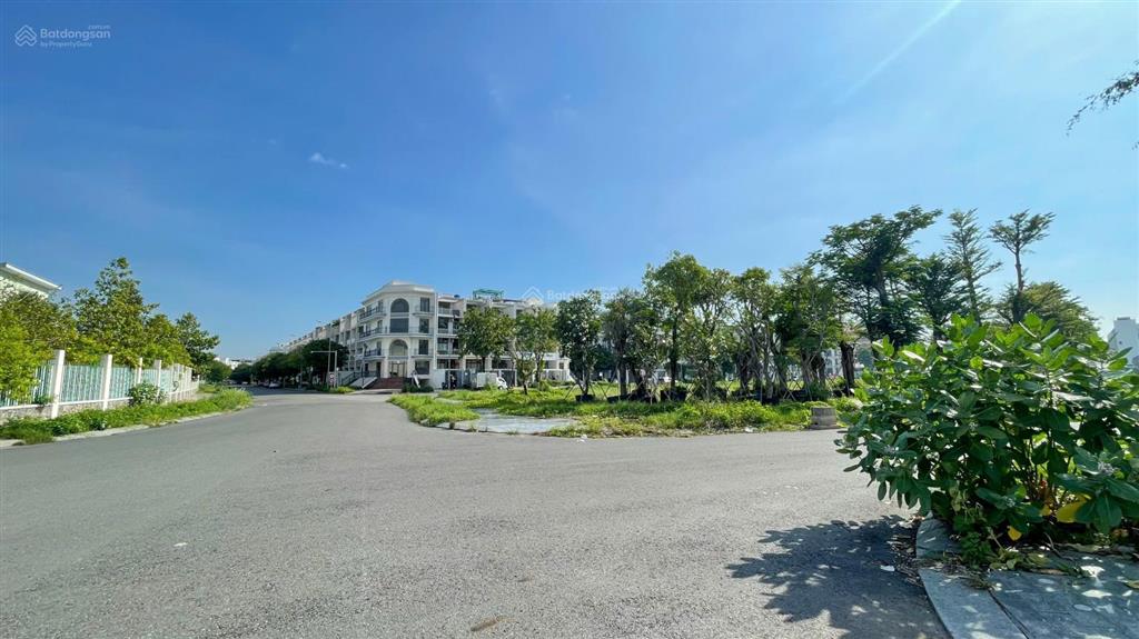 Bán suất đất nền ngay kdt vạn phúc city  dt 207m2, mt 24m  lô góc, đường rộng 13m 5.5 tỷ/suất