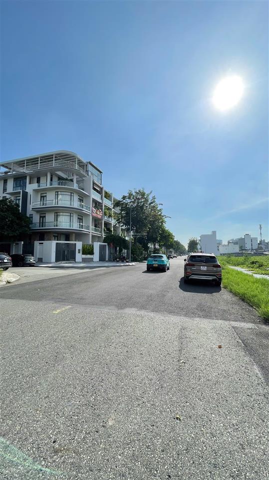 Bán suất đất nền ngay kdt vạn phúc city  dt 207m2, mt 24m  lô góc, đường rộng 13m 5.5 tỷ/suất