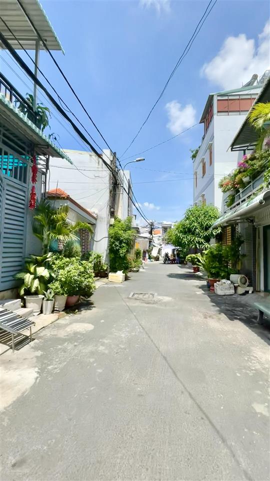 Nhà cấp 4 lô góc 53m2 ngang 4.5m, đường xe hơi tránh, cách lê văn việt 100m, giá 2.8 tỷ