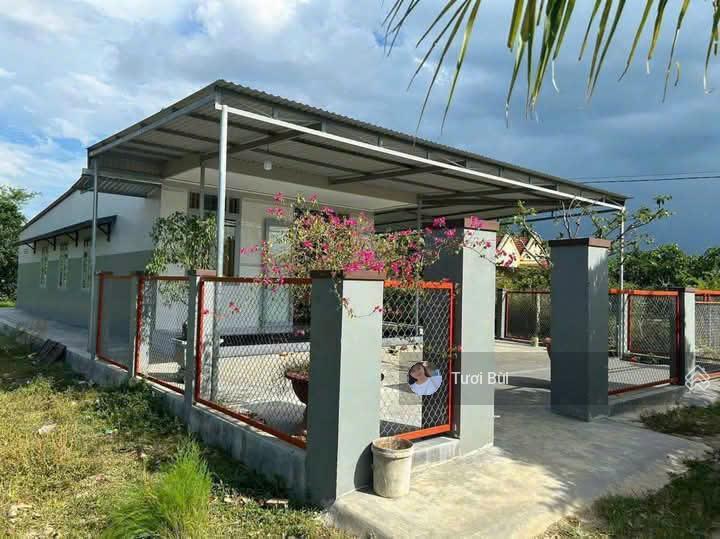 Chỉ 800 tr có nhà cấp 4 đẹp tại ninh phụng ninh hòa dt đất 400m2 mặt tiền 35m, cách nha trang 38km