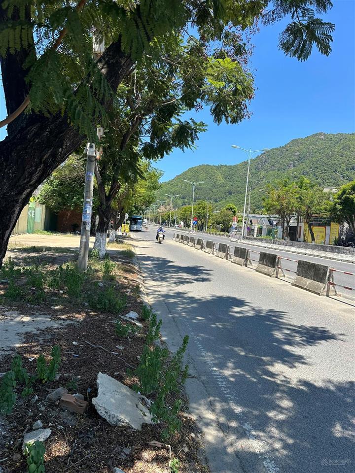 Cho thuê kho, mặt bằng mặt tiền nguyễn tất thành gần diamond bay dt 959m ngang 10m, giá 10 triệu/th