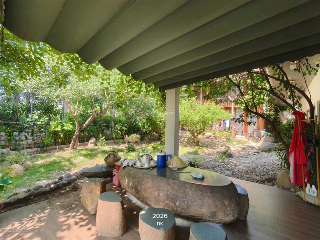 Cho thuê nhà sân vườn khu vĩnh thái diện tích 800m2 có sân vườn rộng, 3 phòng ngủ,giá thuê 30 triệu