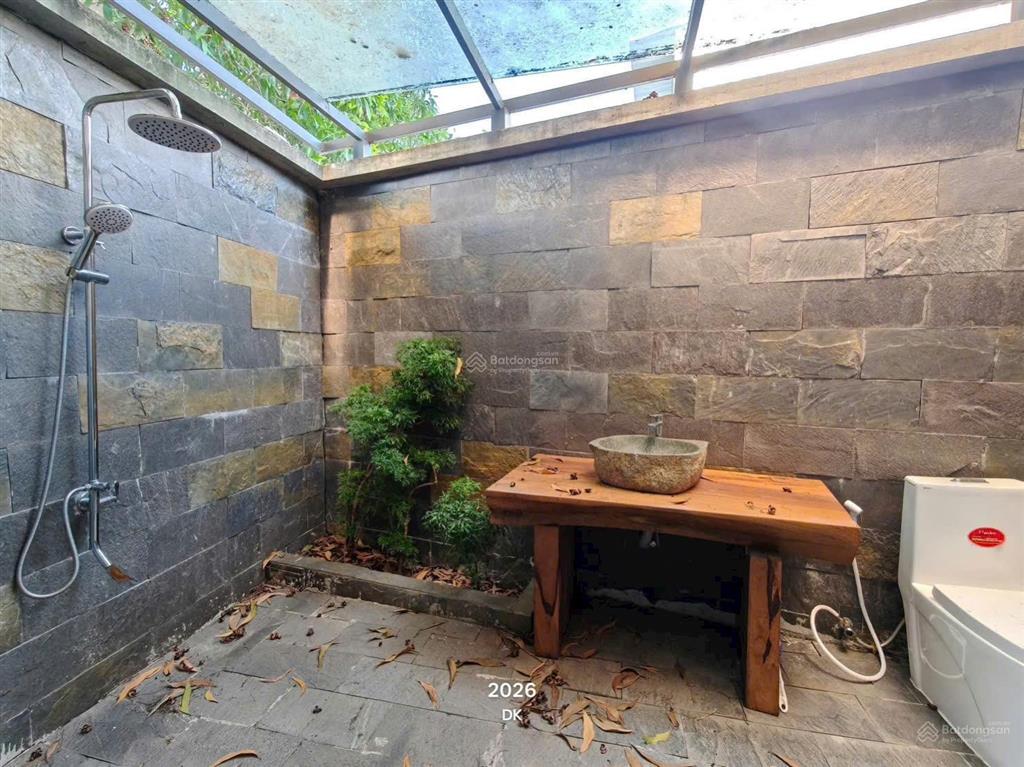 Cho thuê nhà sân vườn khu vĩnh thái diện tích 800m2 có sân vườn rộng, 3 phòng ngủ,giá thuê 30 triệu
