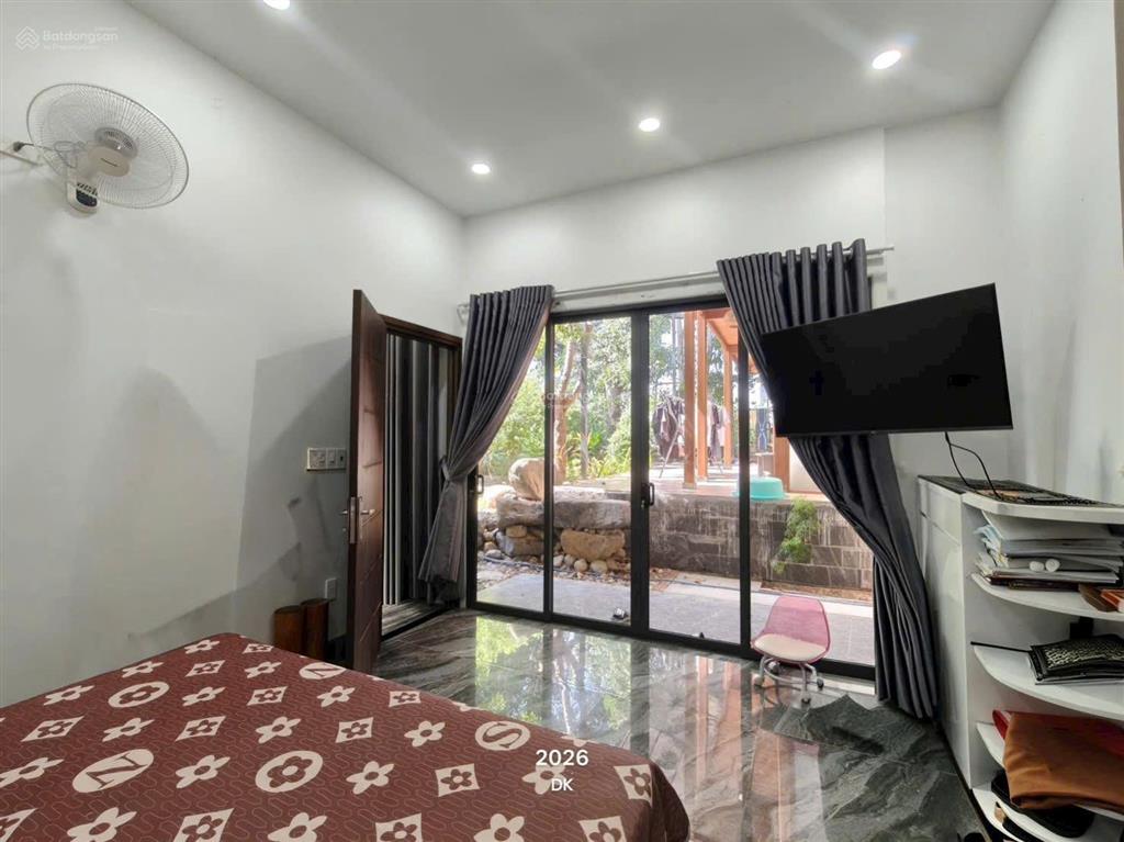 Cho thuê nhà sân vườn khu vĩnh thái diện tích 800m2 có sân vườn rộng, 3 phòng ngủ,giá thuê 30 triệu