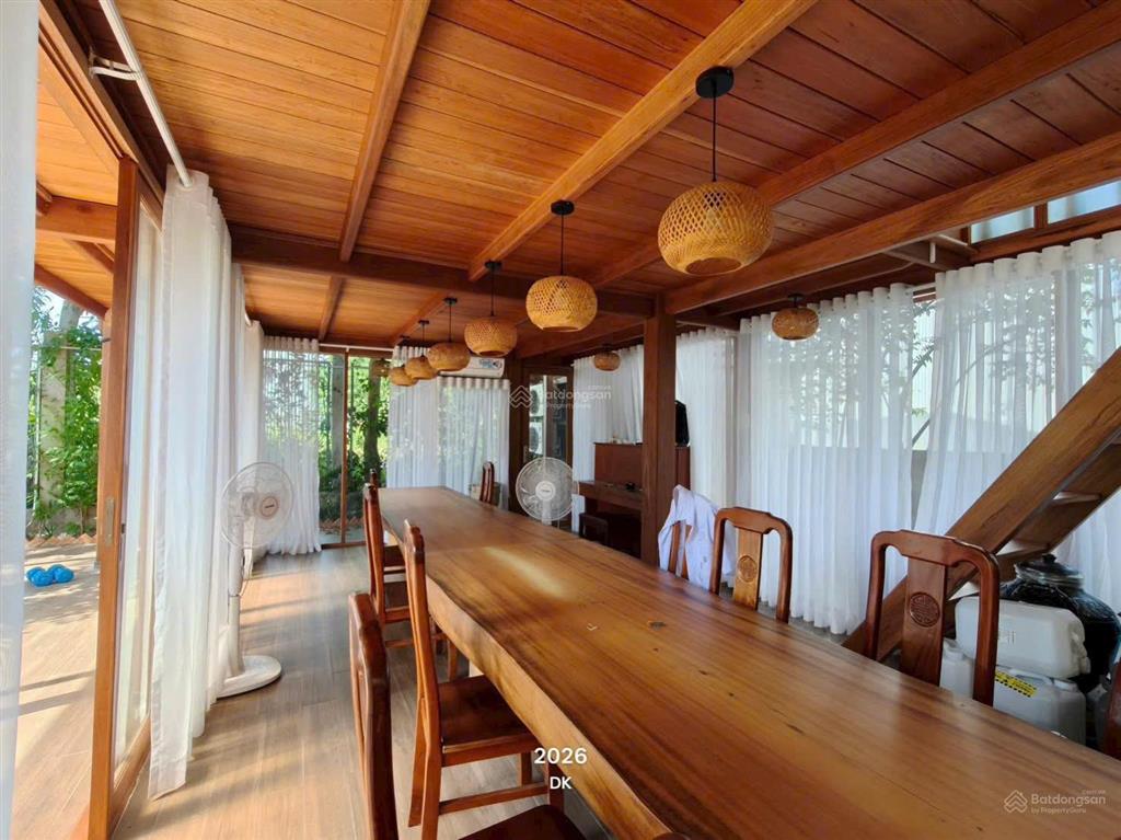 Cho thuê nhà sân vườn khu vĩnh thái diện tích 800m2 có sân vườn rộng, 3 phòng ngủ,giá thuê 30 triệu