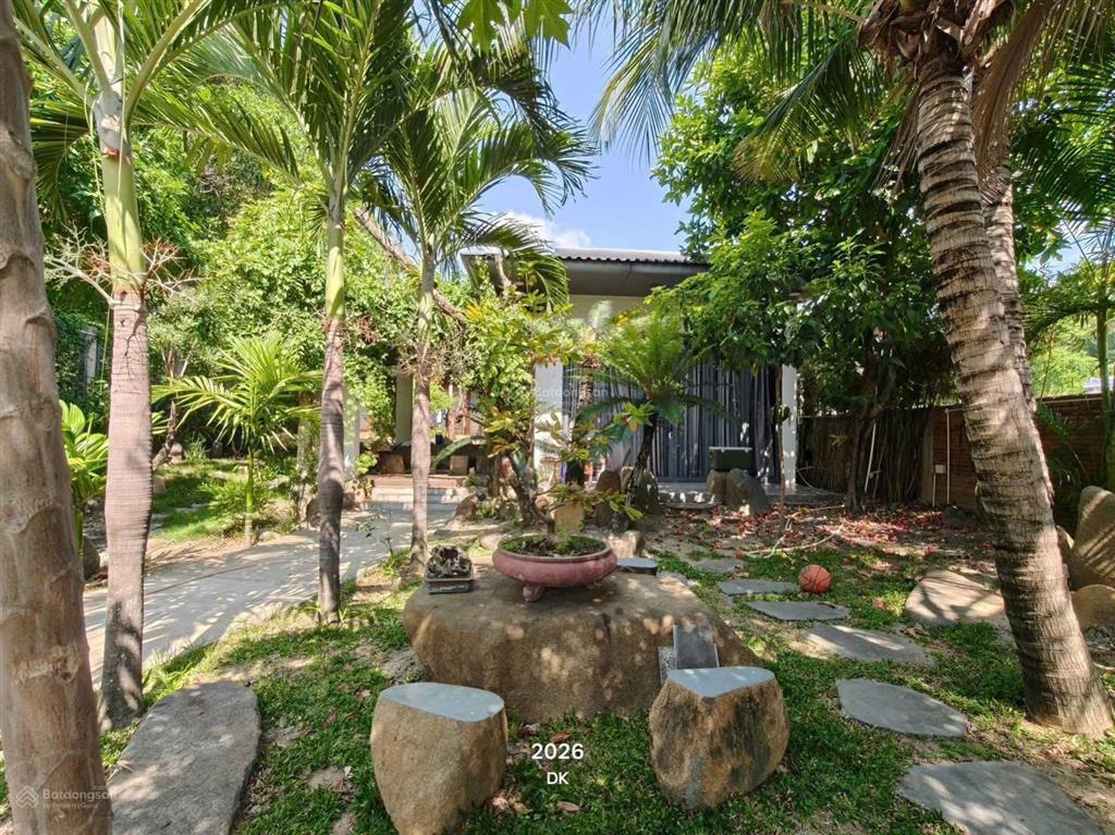 Cho thuê nhà sân vườn khu vĩnh thái diện tích 800m2 có sân vườn rộng, 3 phòng ngủ,giá thuê 30 triệu