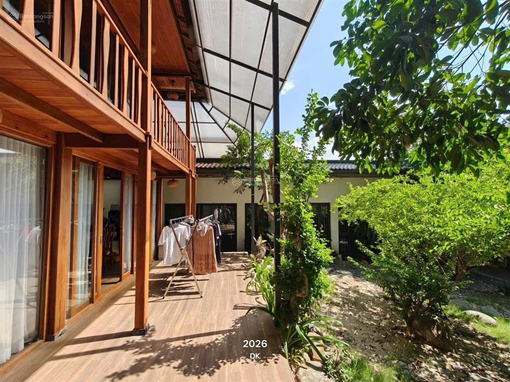 Cho thuê nhà sân vườn khu vĩnh thái diện tích 800m2 có sân vườn rộng, 3 phòng ngủ,giá thuê 30 triệu