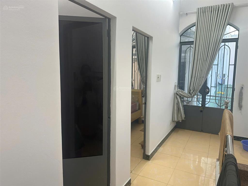 Chỉ 1 tỷ 500 bán nhà 2 tầng xây kiên cố ngay trung tâm cạnh chợ phương sài, cách biển 1,3km