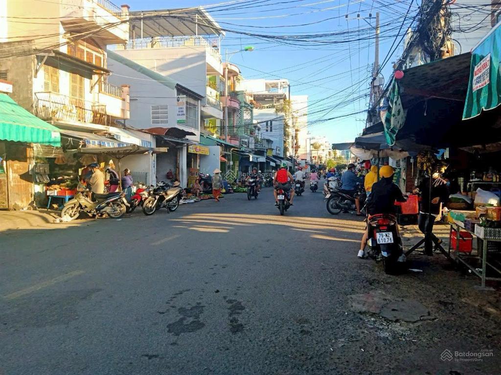 Chỉ 1 tỷ 500 bán nhà 2 tầng xây kiên cố ngay trung tâm cạnh chợ phương sài, cách biển 1,3km