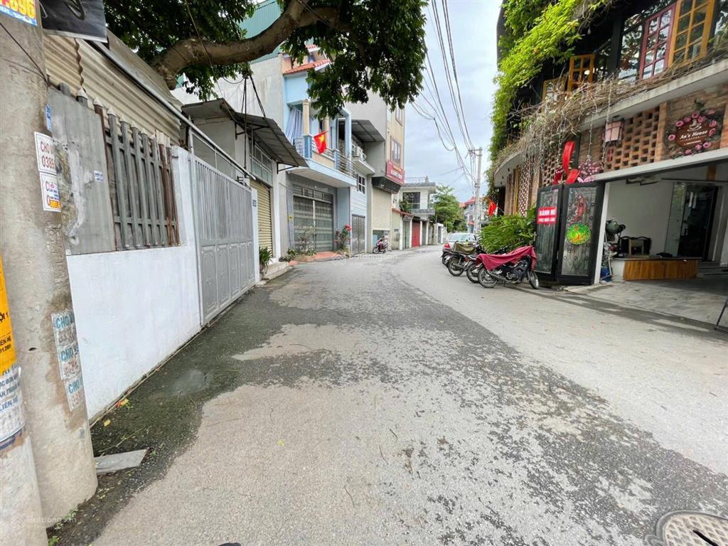 Gia đình mình cần bán nhà 3 tầng  vỉa hè ô tô tránh  view vin cổ loa  cầu tứ liên bắc qua nhà