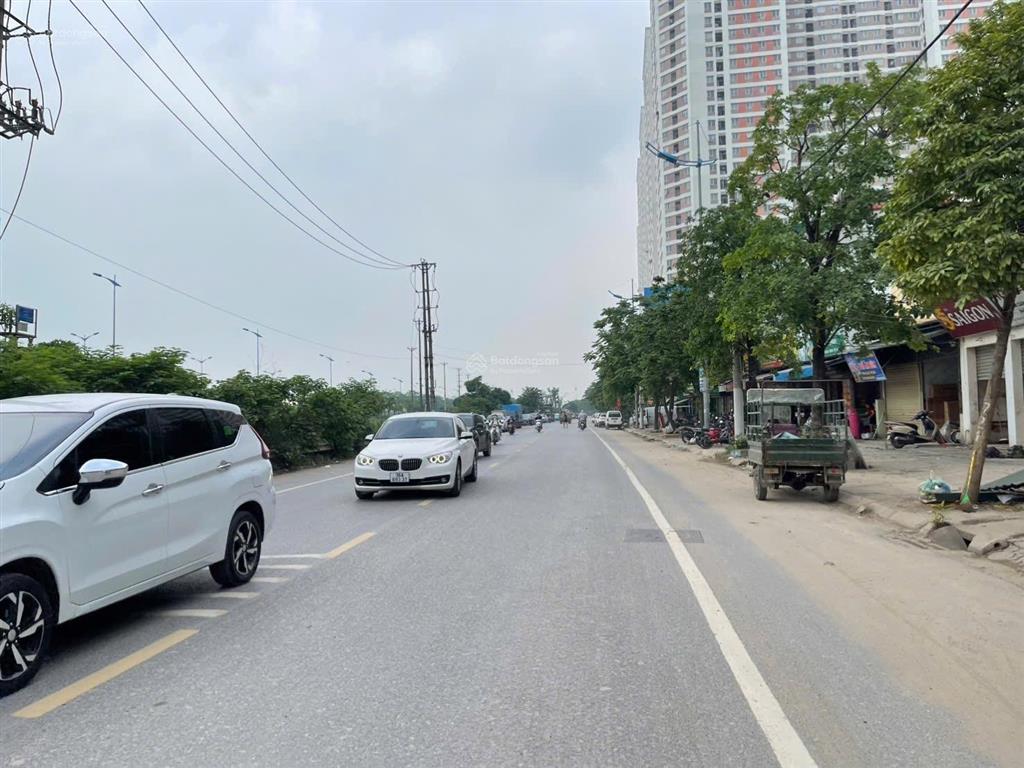 Gia đình mình cần bán nhà 3 tầng  vỉa hè ô tô tránh  view vin cổ loa  cầu tứ liên bắc qua nhà
