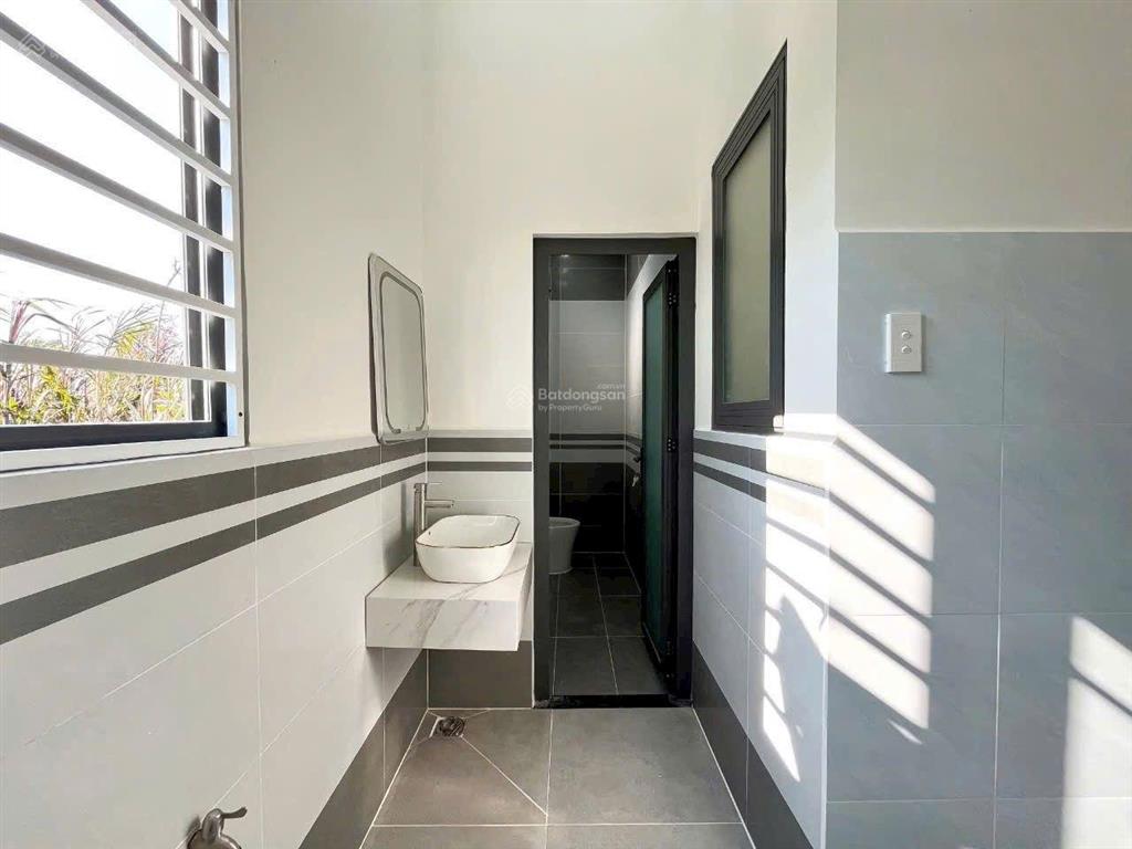Nhà mới xây dựng thiết kế hiện tại hoàn công đầy đủ cách trường học và chợ trung tâm xã 200m