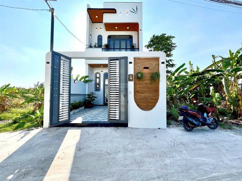 Nhà mới xây dựng thiết kế hiện tại hoàn công đầy đủ cách trường học và chợ trung tâm xã 200m