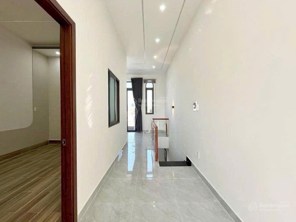 Nhà mới xây dựng thiết kế hiện tại hoàn công đầy đủ cách trường học và chợ trung tâm xã 200m