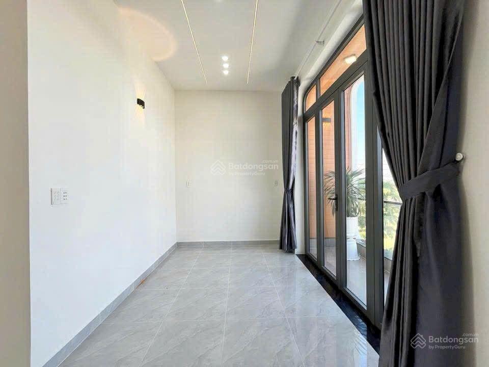 Nhà mới xây dựng thiết kế hiện tại hoàn công đầy đủ cách trường học và chợ trung tâm xã 200m