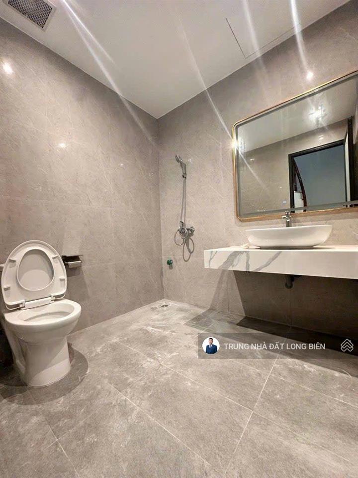 Hiếm chủ bán gấp căn nhà long biên 35m2 x 4t chỉ hơn 4 tỷ sát ô tô ngõ trước nhà 2,5m ở sướng