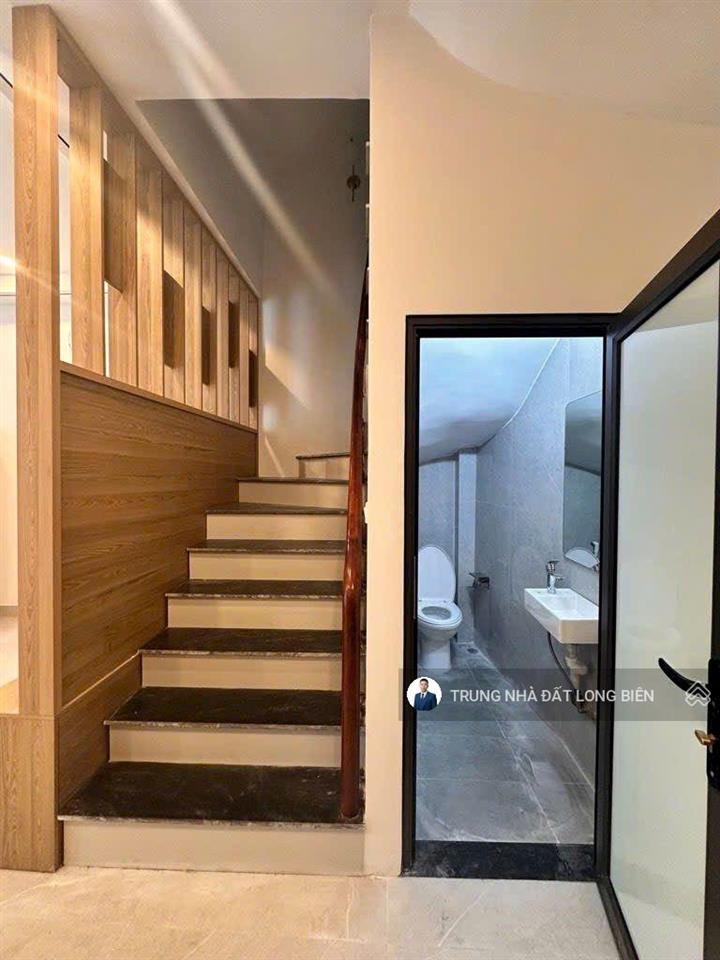 Hiếm chủ bán gấp căn nhà long biên 35m2 x 4t chỉ hơn 4 tỷ sát ô tô ngõ trước nhà 2,5m ở sướng